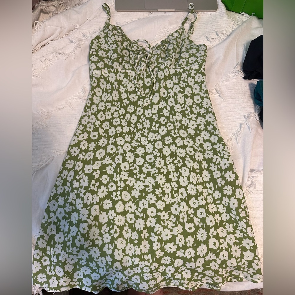 Princess Polly green and white flower dress. Size 4.
